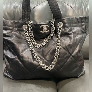 Chanel Ground Control Tote Ouilted
Iridescent Calfskin Large black